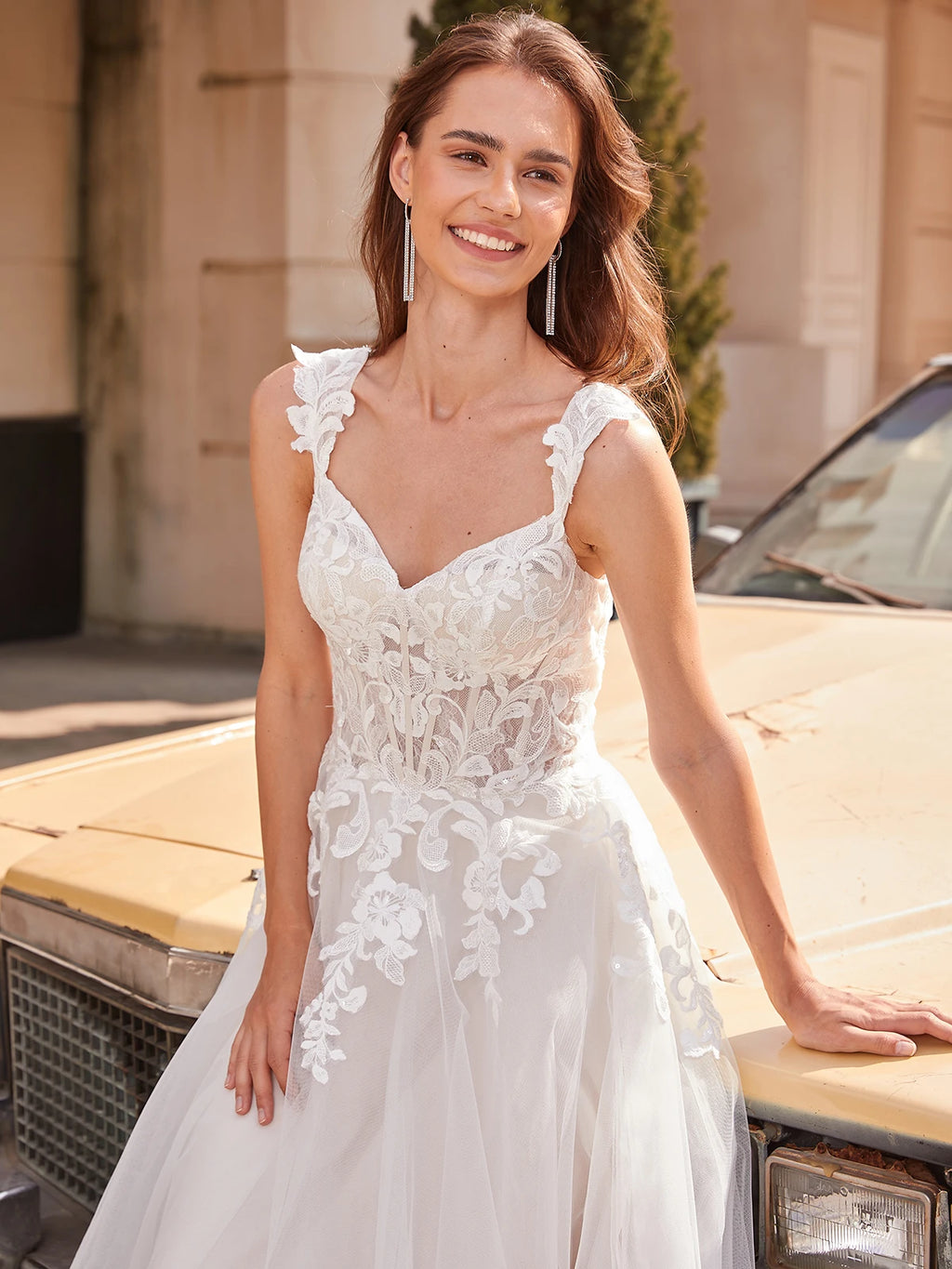 Luxury Cup Sleeves Lace Wedding Dresses Long Illusion Top Ball