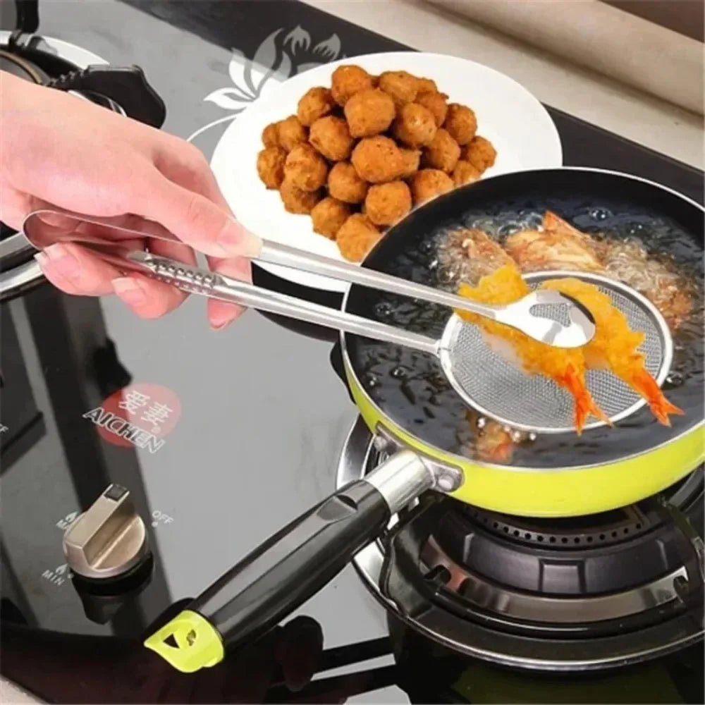 Stainless Steel Fine Mesh Strainer Spoon with Clip Multifunctional Kitchen Colander Skimmer for Frying Oil Filtering Salad Barbecue Serving Heat Resistant Cooking Gadget Home Dining Bar Supplies Everyday Use Gift