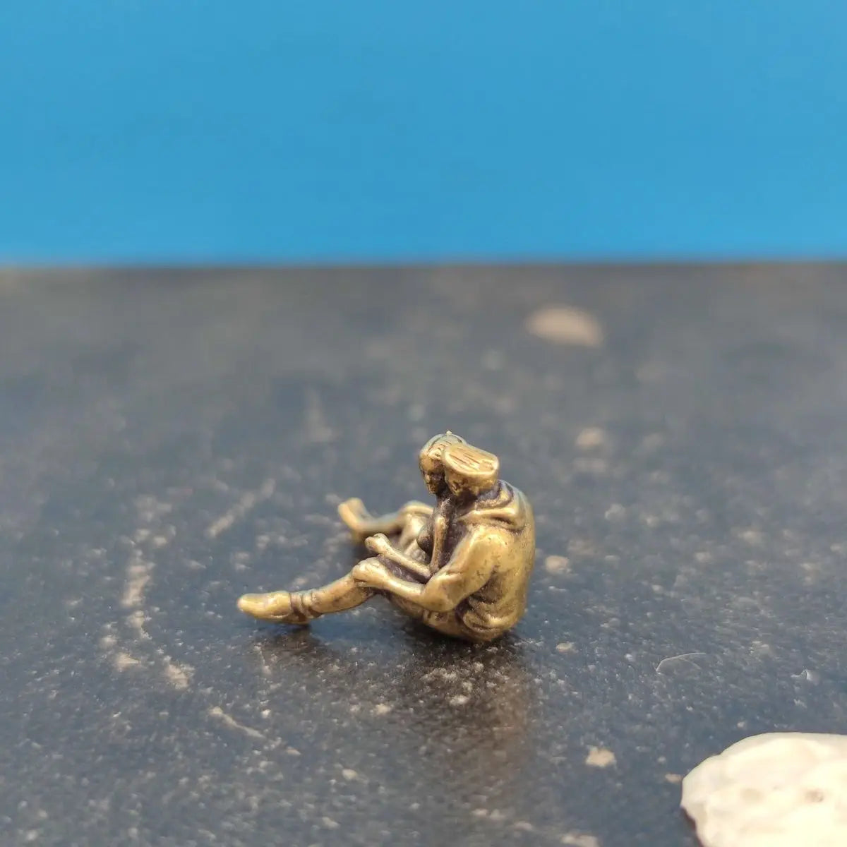 2.1cm Brass Embrace Couple Sculpture - Figurine for Macro Photography & Bookshelf Decor, Collectible Gift Miniature Ornament