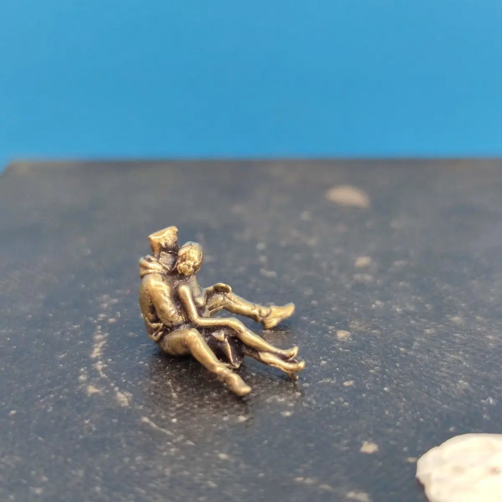 2.1cm Brass Embrace Couple Sculpture - Figurine for Macro Photography & Bookshelf Decor, Collectible Gift Miniature Ornament