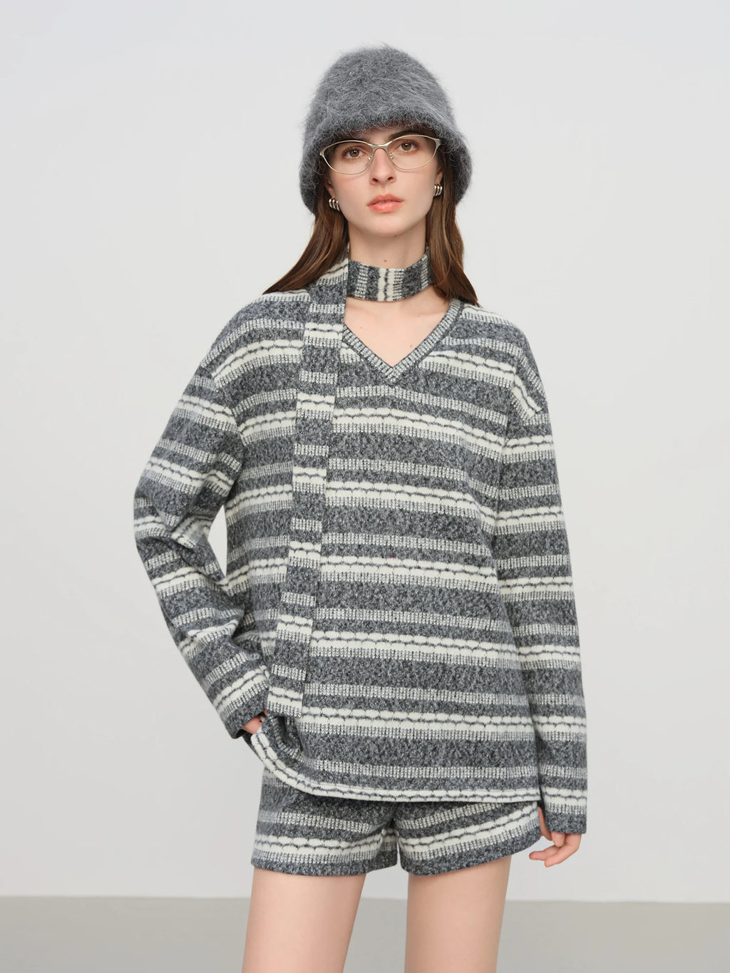 FSLE【Premium Series】temperament Striped V-neck Sweatshirt Suits Women's Winter 2025 New Style Shorts Sets Leisure
