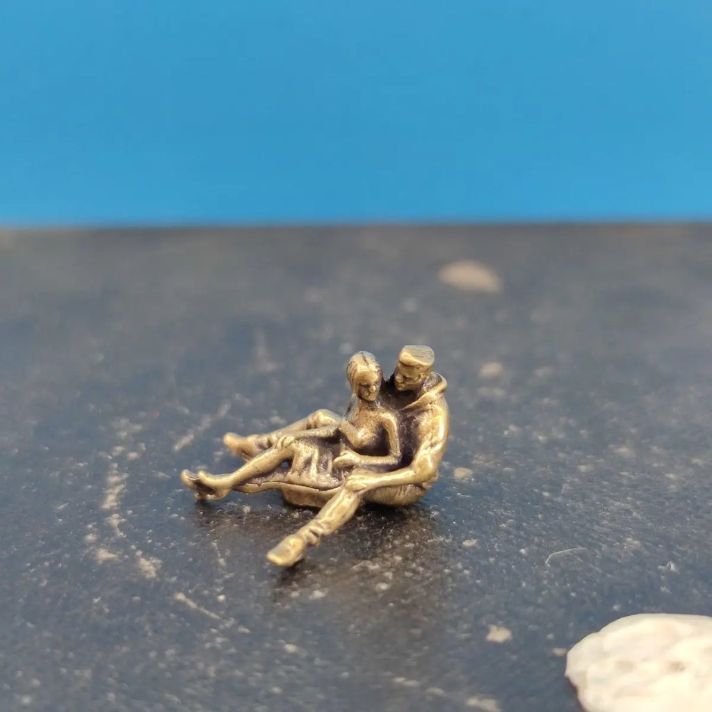 2.1cm Brass Embrace Couple Sculpture - Figurine for Macro Photography & Bookshelf Decor, Collectible Gift Miniature Ornament