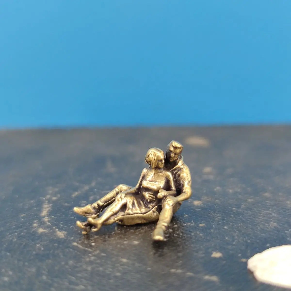 2.1cm Brass Embrace Couple Sculpture - Figurine for Macro Photography & Bookshelf Decor, Collectible Gift Miniature Ornament