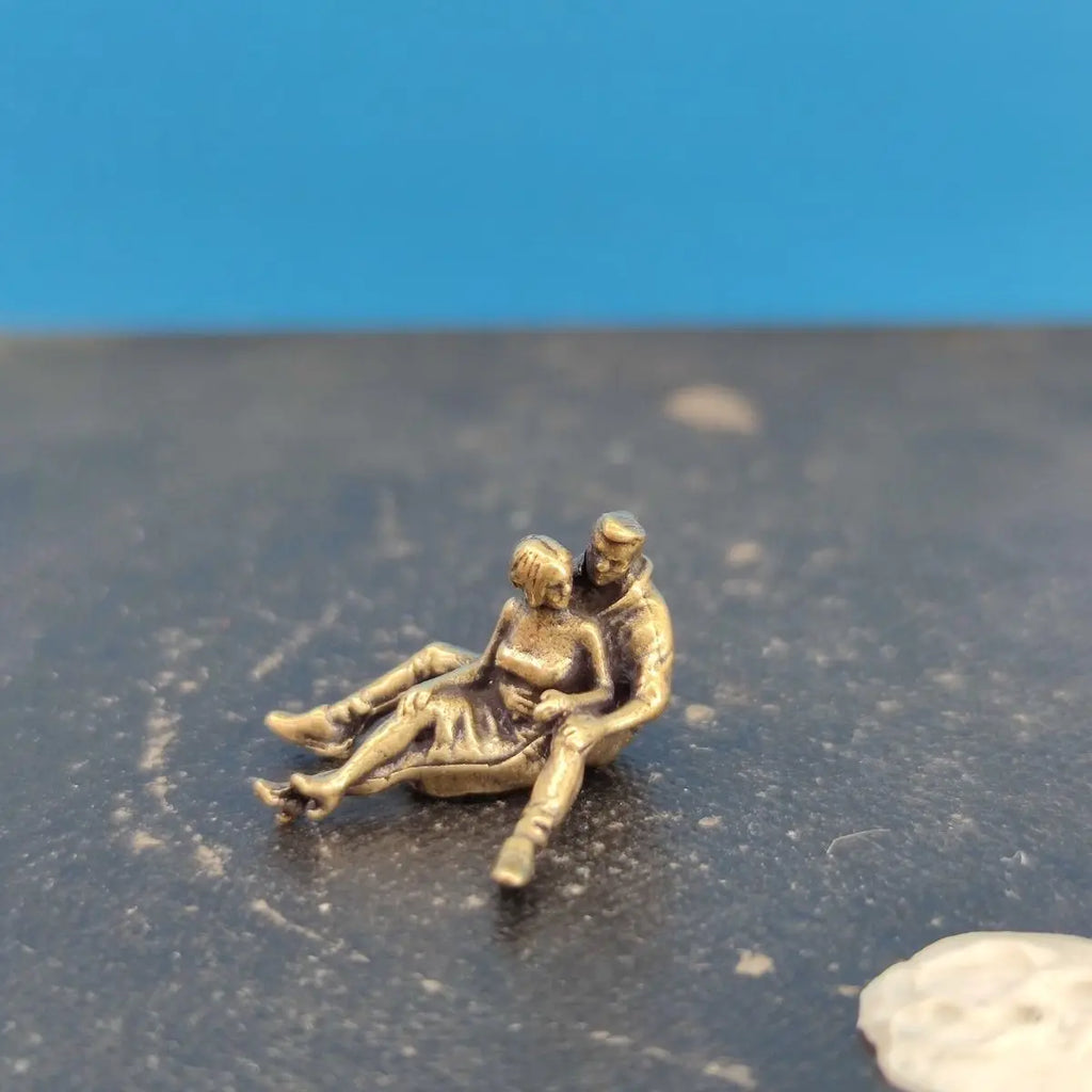 2.1cm Brass Embrace Couple Sculpture - Figurine for Macro Photography & Bookshelf Decor, Collectible Gift Miniature Ornament