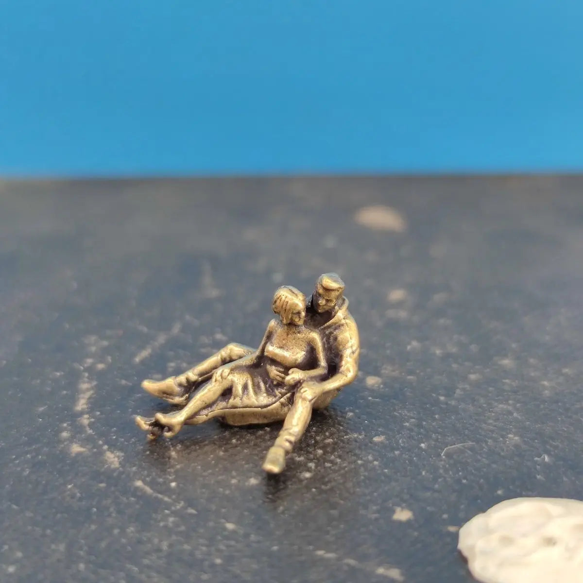 2.1cm Brass Embrace Couple Sculpture - Figurine for Macro Photography & Bookshelf Decor, Collectible Gift Miniature Ornament
