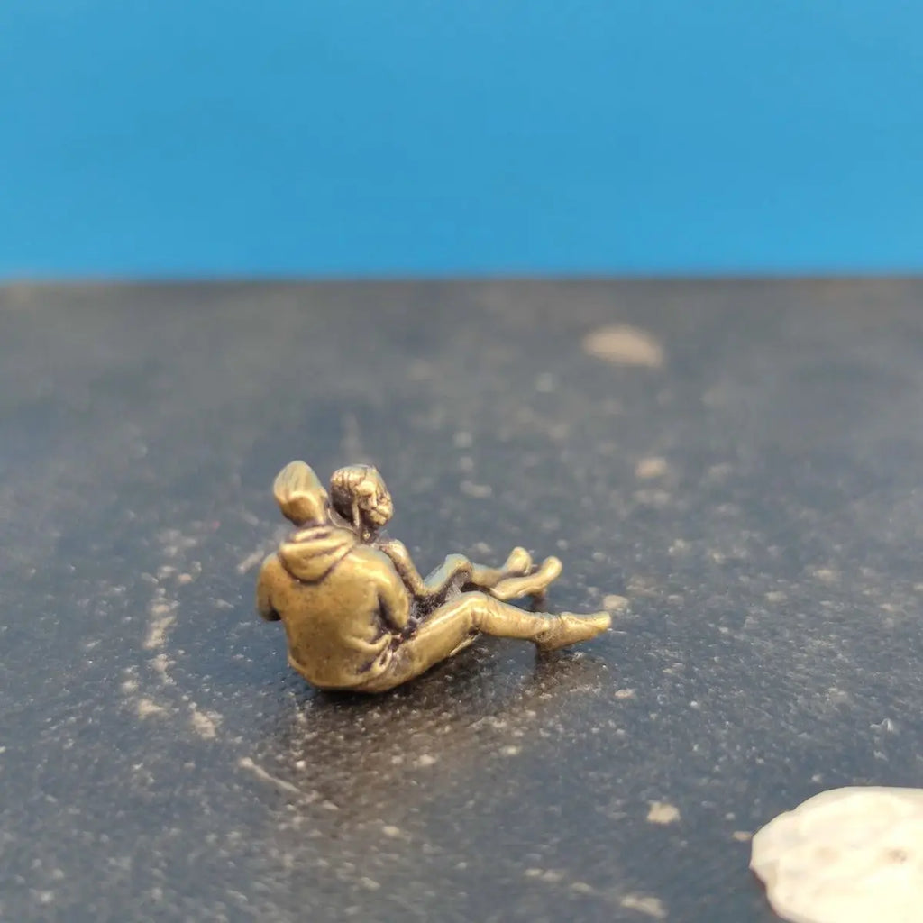 2.1cm Brass Embrace Couple Sculpture - Figurine for Macro Photography & Bookshelf Decor, Collectible Gift Miniature Ornament