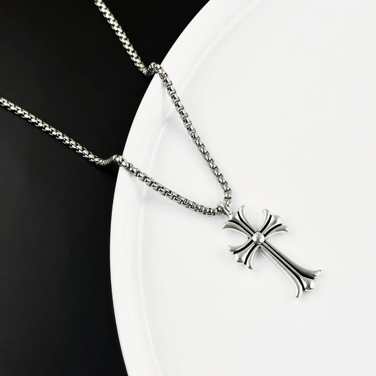 Vintage cross necklace, men's and women's personalized trend pendant titanium steel collarbone chain niche design jewelry