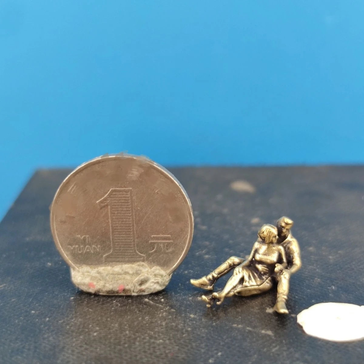 2.1cm Brass Embrace Couple Sculpture - Figurine for Macro Photography & Bookshelf Decor, Collectible Gift Miniature Ornament