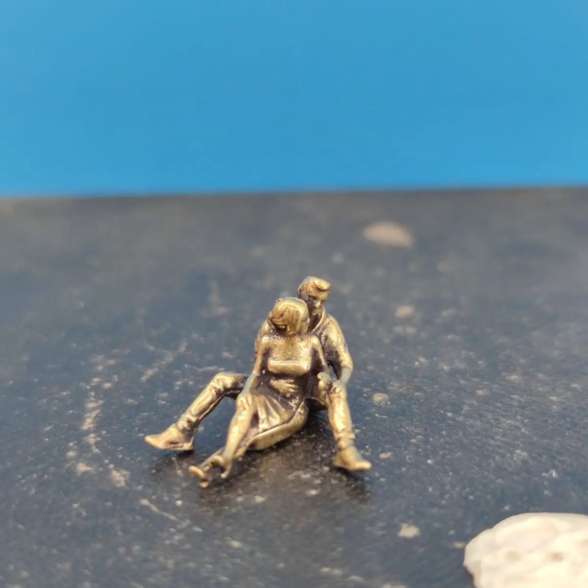 2.1cm Brass Embrace Couple Sculpture - Figurine for Macro Photography & Bookshelf Decor, Collectible Gift Miniature Ornament