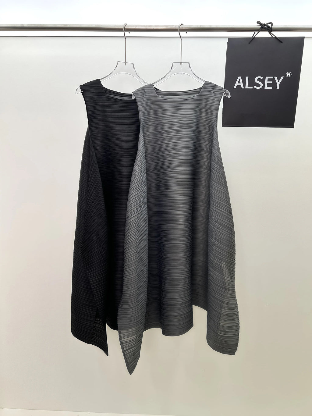 YUDX Miyake Pleated Women's Dresses Loose Plus Size High Quality Sense of Elegance Sleeveless Mid-length Skirt 2025 Summer New