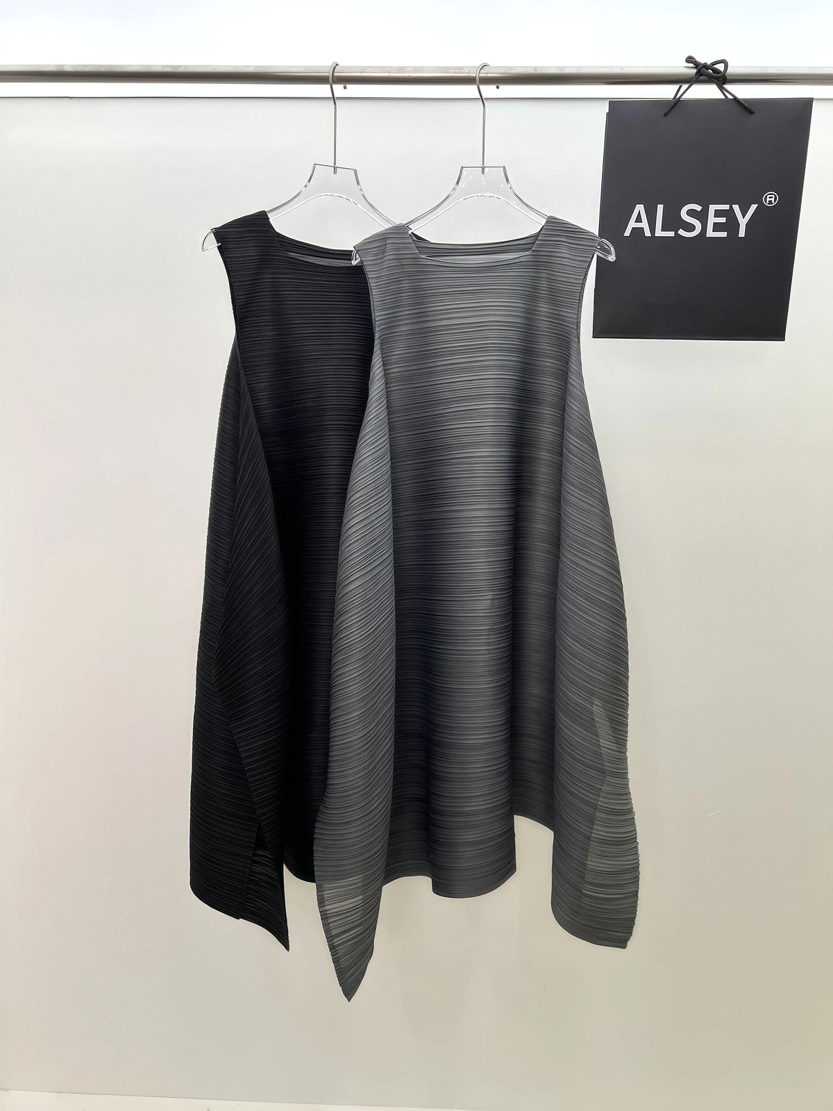 YUDX Miyake Pleated Women's Dresses Loose Plus Size High Quality Sense of Elegance Sleeveless Mid-length Skirt 2025 Summer New