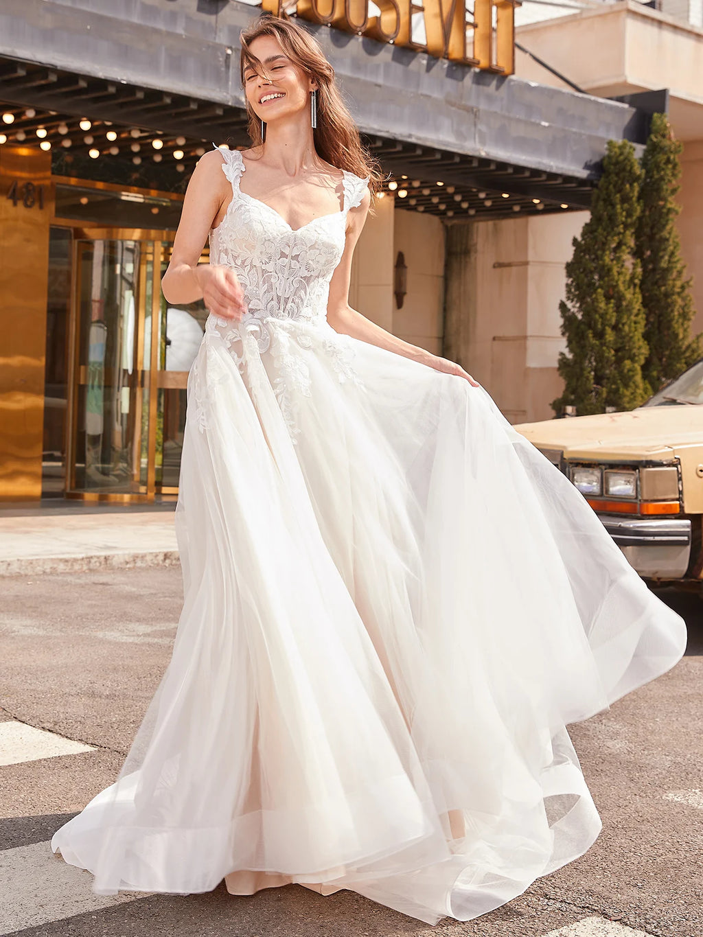 Luxury Cup Sleeves Lace Wedding Dresses Long Illusion Top Ball