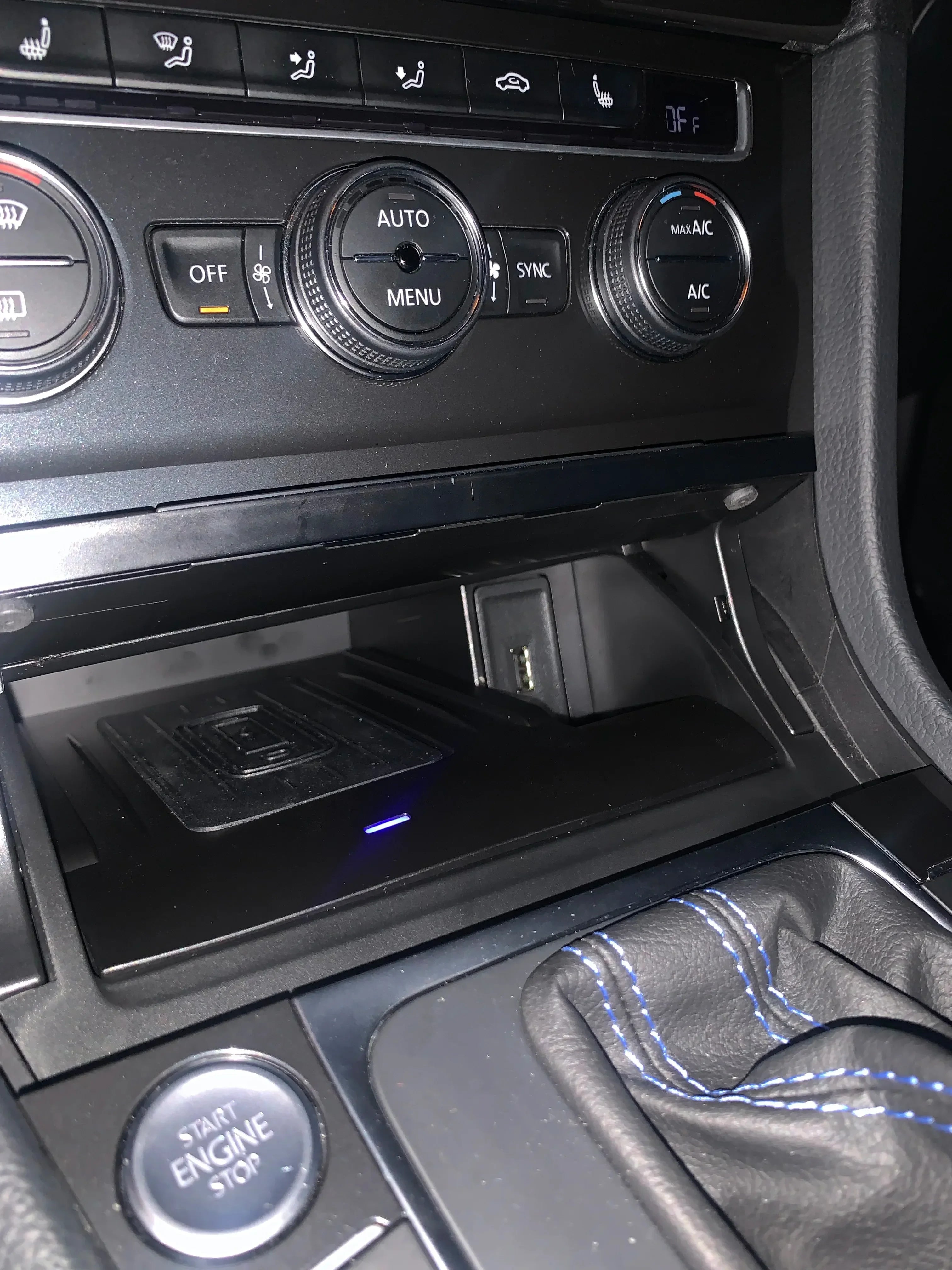 Moreway Car wireless charger For Volkswagen Golf 7 MK7 2014-2018 Charging pad Mobile phone Holder Fast charge Car interior