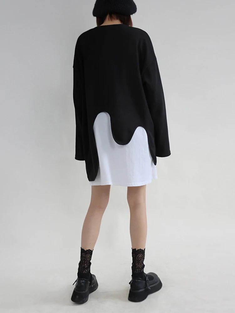 [EAM] Loose Fit black irregular Sweatshirt New Round Neck Long Sleeve Women Big Size Fashion Tide Spring Autumn 2026 1DF0420