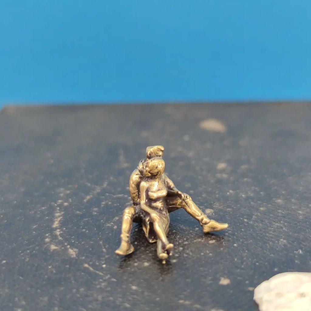 2.1cm Brass Embrace Couple Sculpture - Figurine for Macro Photography & Bookshelf Decor, Collectible Gift Miniature Ornament