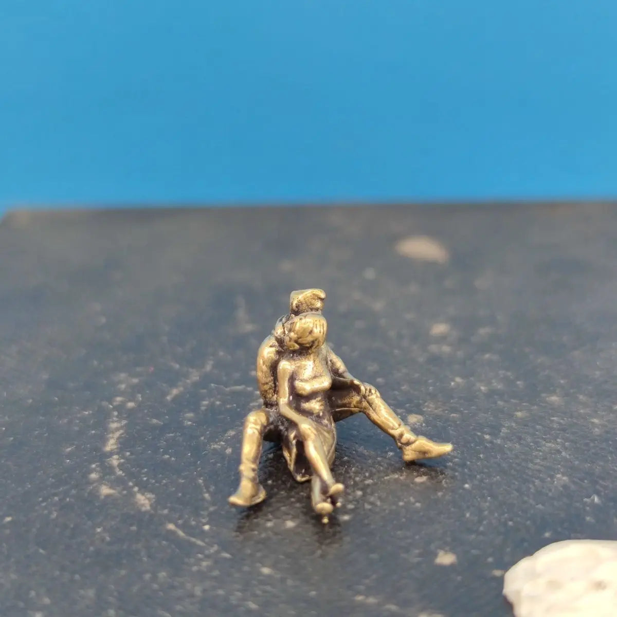 2.1cm Brass Embrace Couple Sculpture - Figurine for Macro Photography & Bookshelf Decor, Collectible Gift Miniature Ornament