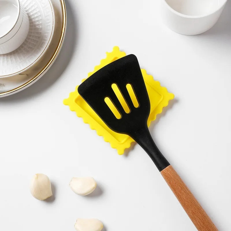 1pc Cartoon Biscuit-Shaped Soup Spoon Rest - Heat Insulating and Anti-Scalding Silicone Mat for Kitchen Gadgets