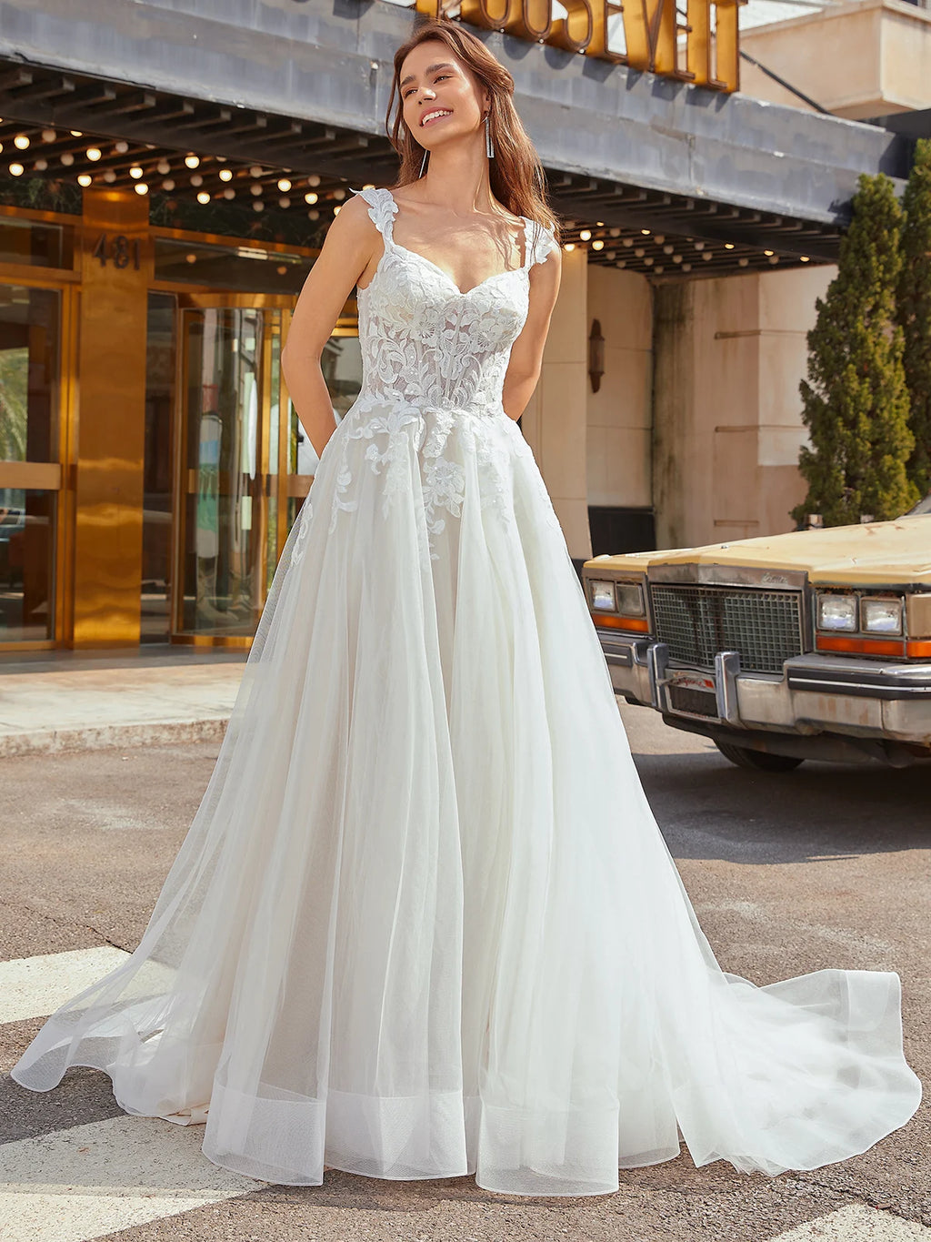 Luxury Cup Sleeves Lace Wedding Dresses Long Illusion Top Ball