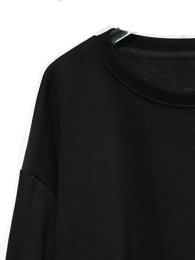 [EAM] Black Topstitched Irregular Sweatshirt New Round Neck Long Sleeve Women Big Size Fashion Tide Spring Autumn 2026 1DJ3297