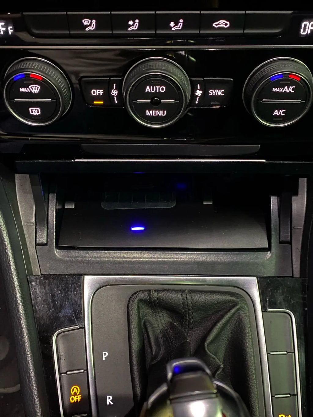 Moreway Car wireless charger For Volkswagen Golf 7 MK7 2014-2018 Charging pad Mobile phone Holder Fast charge Car interior