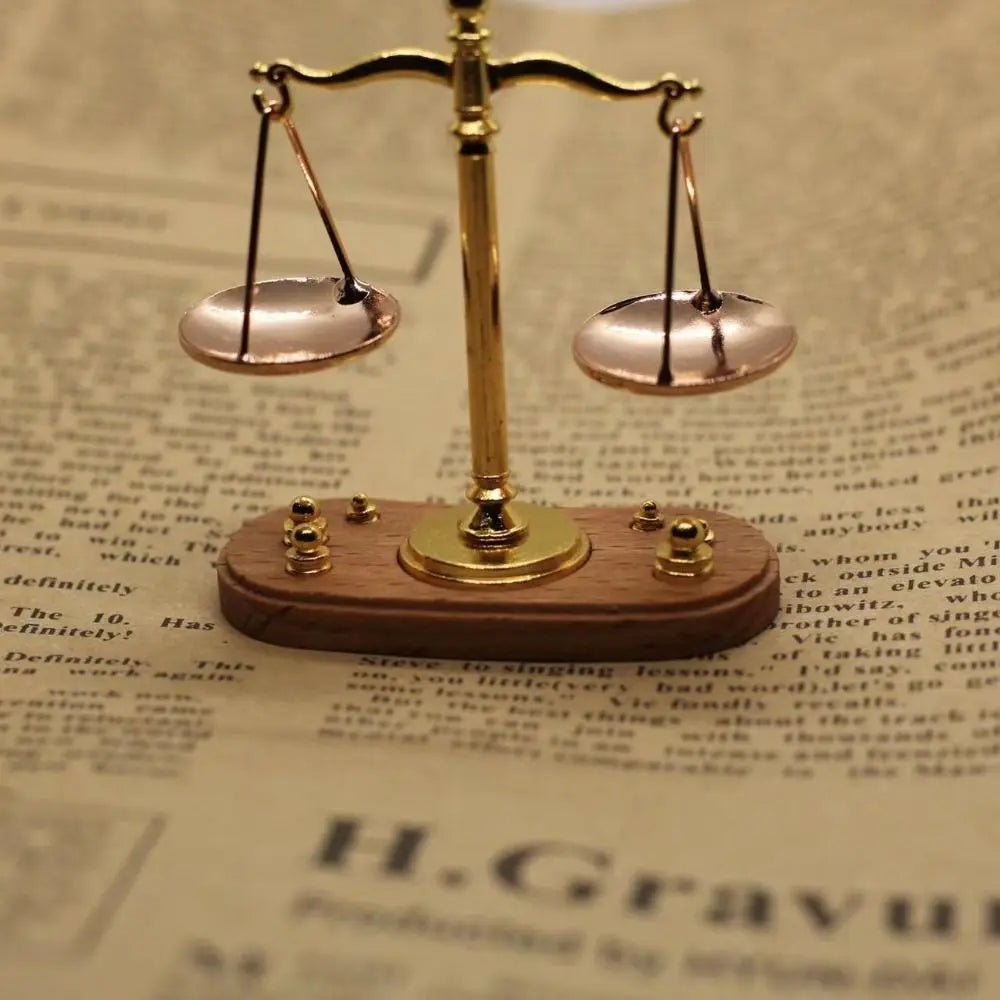 Antique Simulation Balance Scale DIY Craft Mini Balance Model 1/12 Dollhouse Traditional Design Justice Scale Model Kids Gift